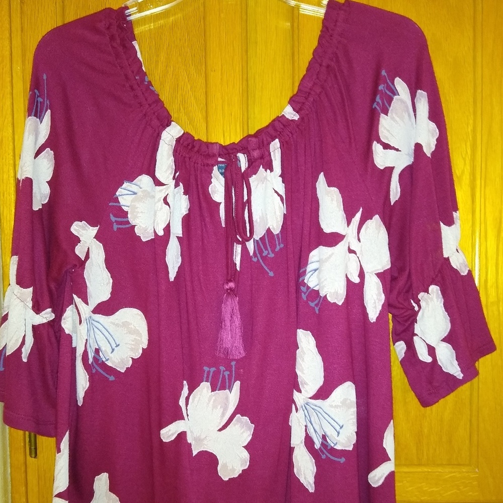 Super cute off-the-shoulder lucky name brand L